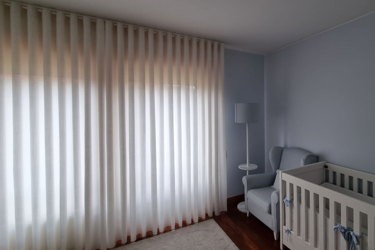 durvalinho-cortinados-1200x800-onda-tecido-branco-quarto-azul-menino