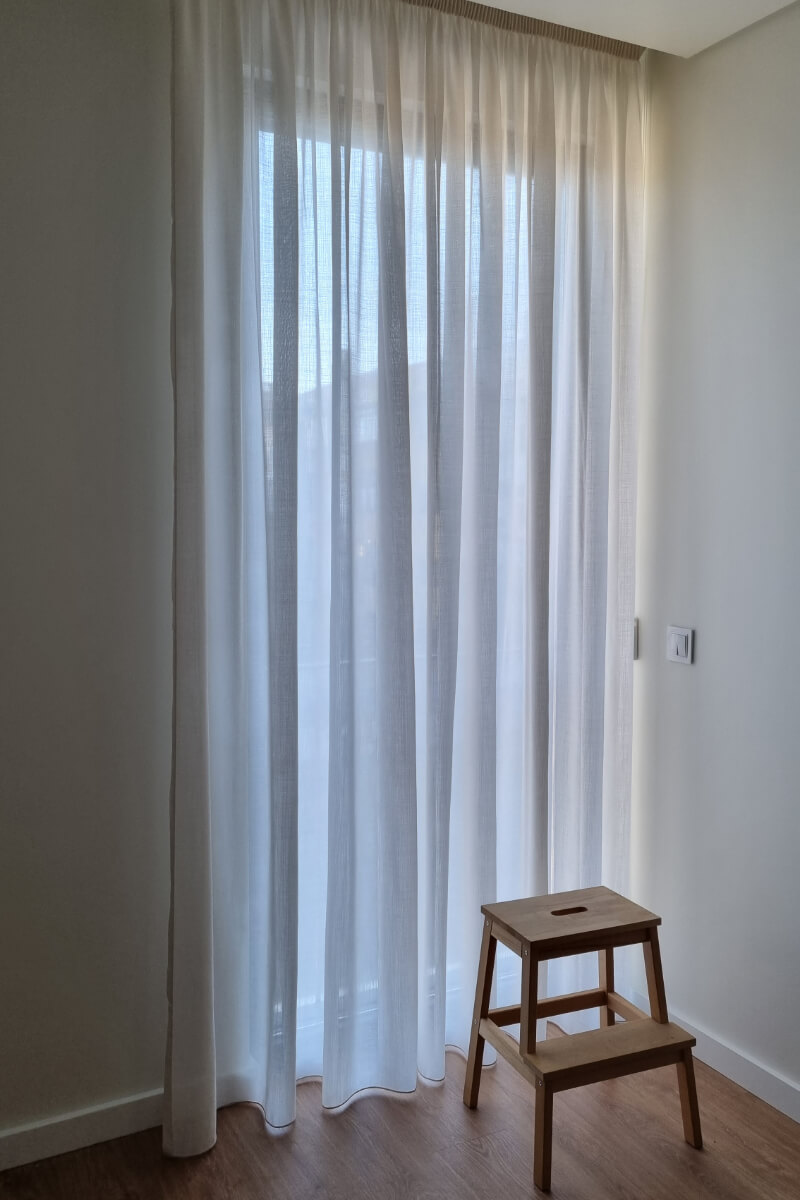 durvalinho-cortinados-800x1200-franzido-tecido-bege-fino-quarto