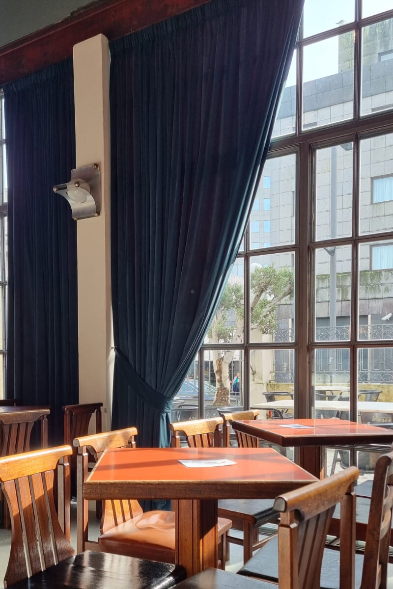 durvalinho-cortinados-800x1200-franzido-veludo-verde-restaurante