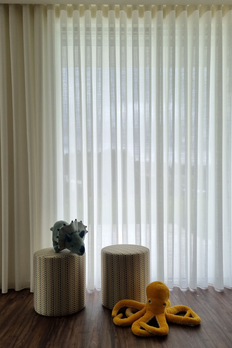 durvalinho-cortinados-800x1200-onda-tecido-branco-fino-quarto-crianca