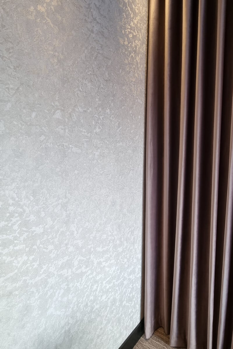durvalinho-papel-parede-800x1200-dourado-trussardi-veludo