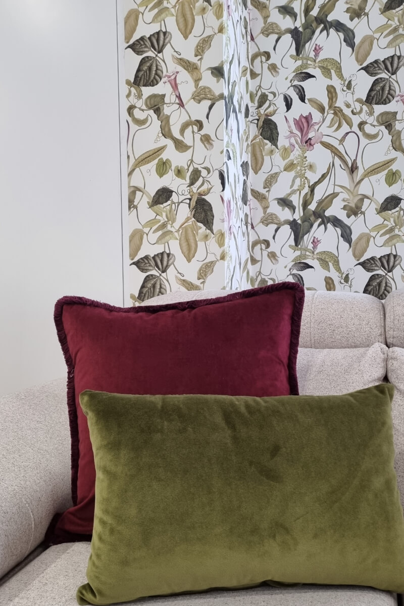 durvalinho-papel-parede-800x1200-floral-bordeaux-verde-almofadas-sala-estar